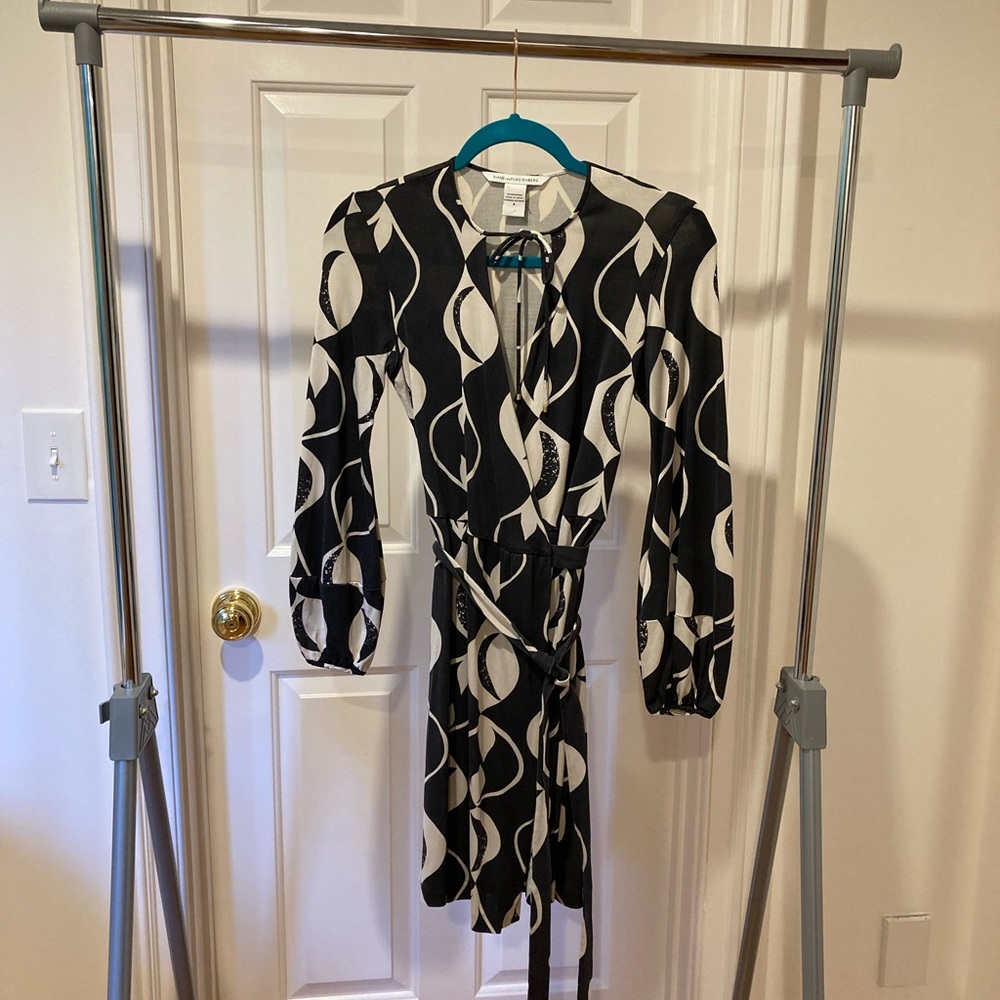 Diane Von Furstenberg classic wrap dress.  Black/white. Size 6